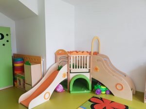 Żłobek w Gdyni wyposażenie zleżdzalnia